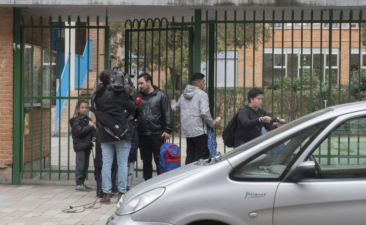 Vecinos del barrio hablan con los medios frente a la puerta del colegio Entre Ríos. 