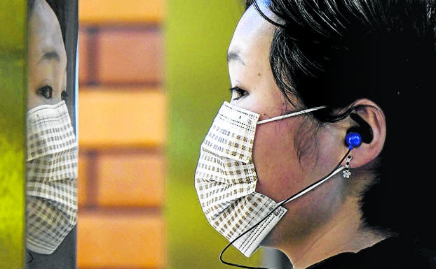 Retrato de una mujer en un parque de Shangai durante estas semanas de incertidumbre por el coronavirus.