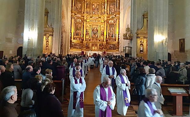 Funeral celebrado en Medina de Rioseso por el sacerdote 'Jano'.