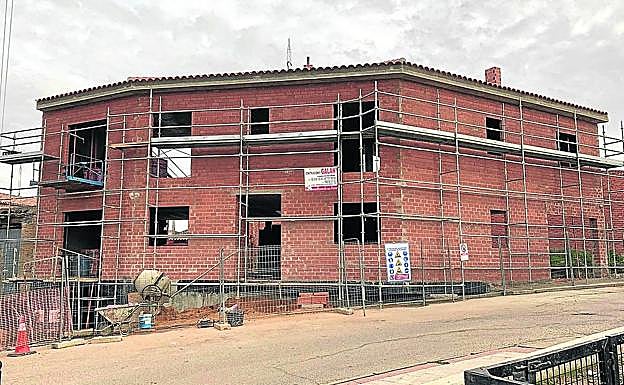 La futura vivienda tutelada de Nava del Rey se encuentra en pleno proceso de construcción.