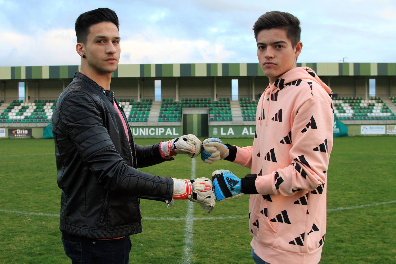 Christian y David chocan puños sobre el césped de La Albuera.