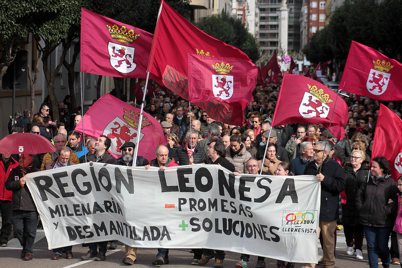 Fotos: Miles de leoneses salen a la calle para reivindicar un futuro para la provincia