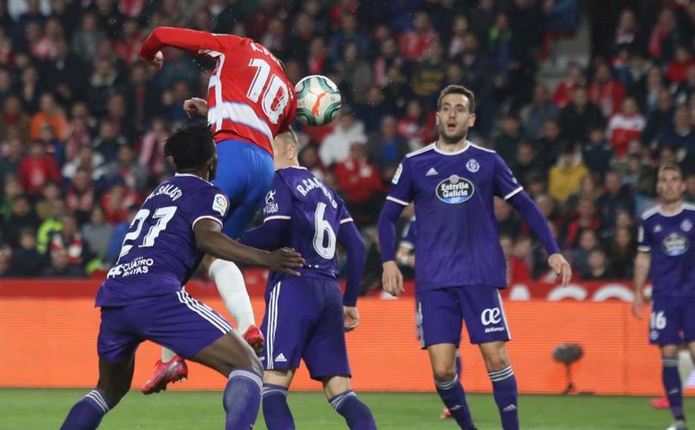 Puertas inició la remontada del Granada con este polémico tanto, marcado entre el hombro y el brazo