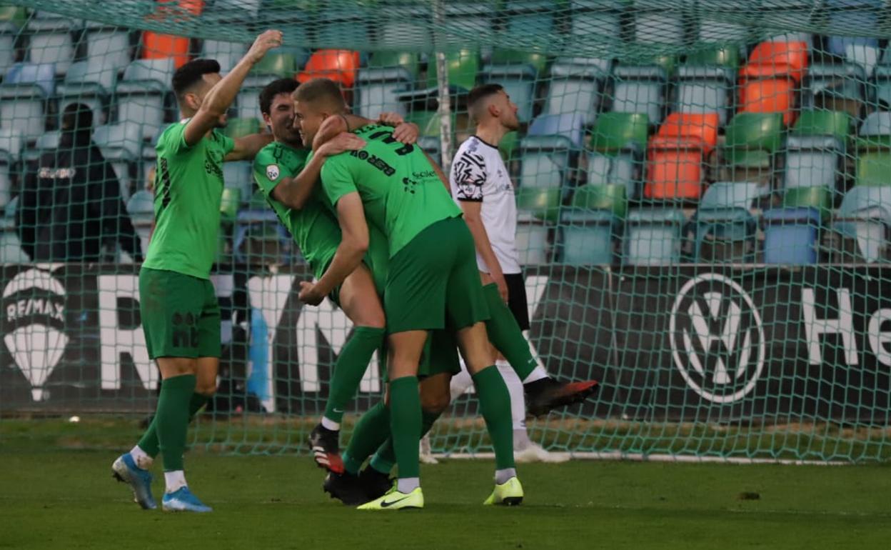 Los jugadores del Burgos celebran el gol de Cerrajería. 