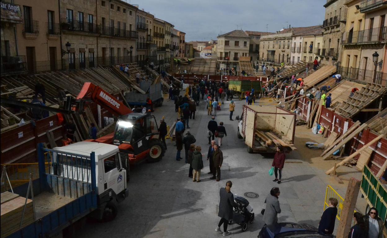 Varios de los montadores y aspecto general de la plaza.