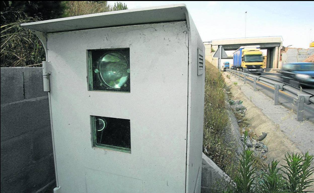 Radar para medir los excesos de velocidad de los vehículos que circulan por esa carretera.