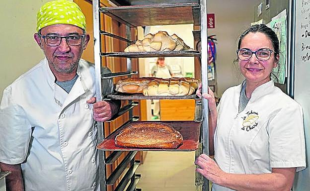 Javier Ramos de Cela y Chari Álvarez, con sus bandejas de panes. 
