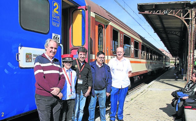 Miembros de la asociación posan en la estación de ferrocarril convencional de Segovia. 