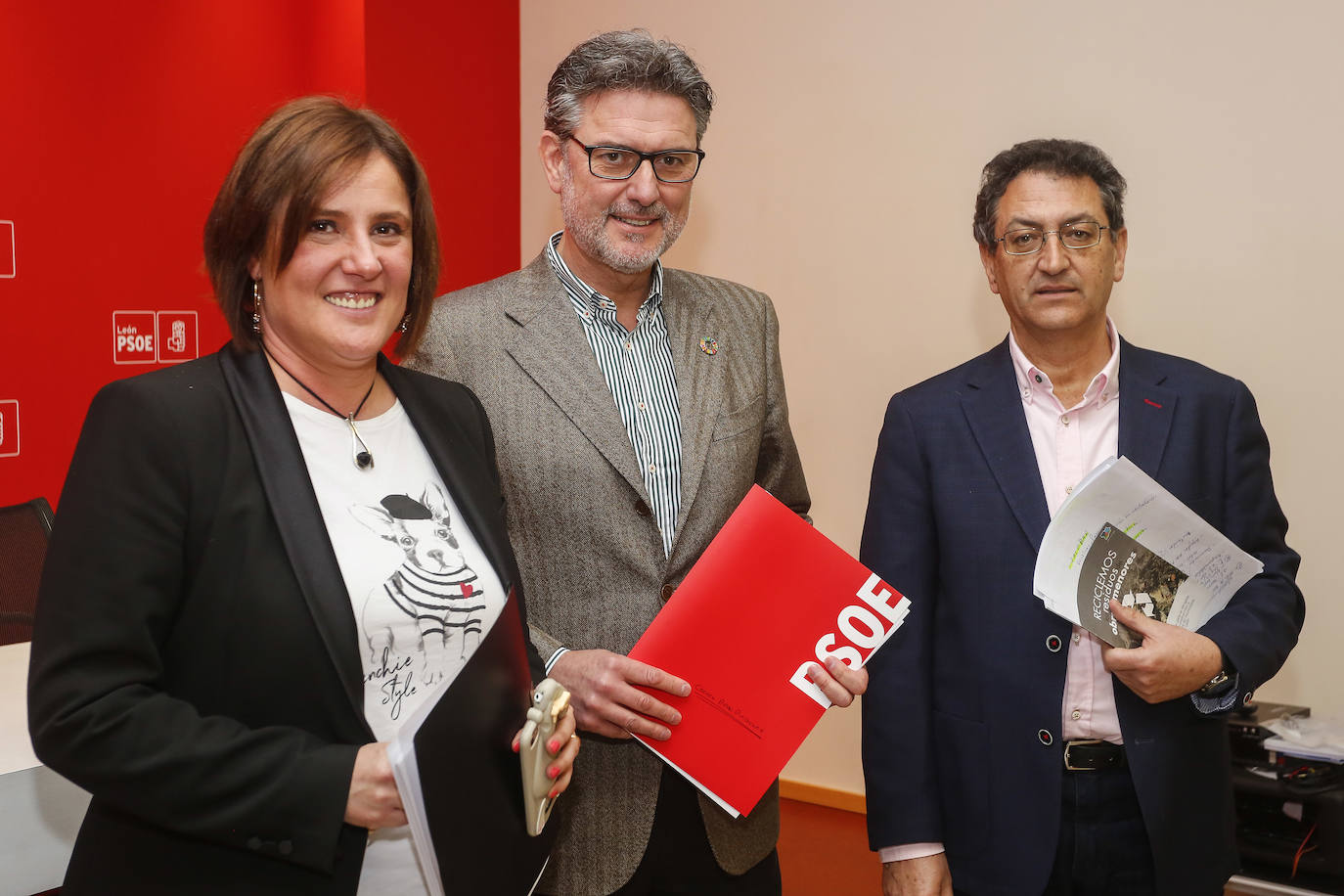 Los procuradores socialistas María Rodríguez y José Luis Vázquez (C), y el senador Salvador Vidal (D), ofrecen una rueda de prensa sobre medio ambiente.