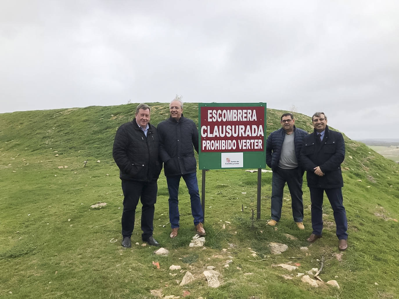 El viceconsejero de Infraestructuras y Emergencias de la Junta, José Luis Sanz Merino, visita la escombrera sellada en Vegas de Matute y al área de aportación de Valdeprados en Segovia.