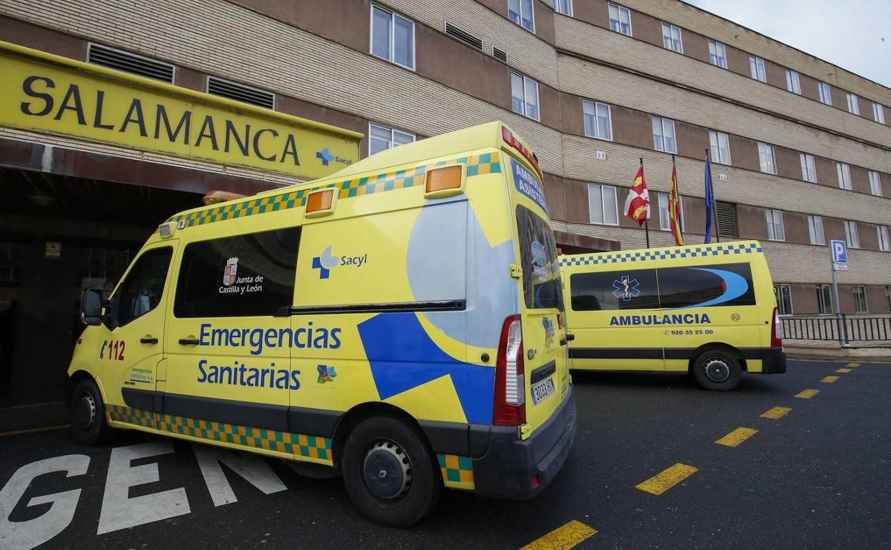 Ambulancias de Sacyl a la puerta del Clínico.