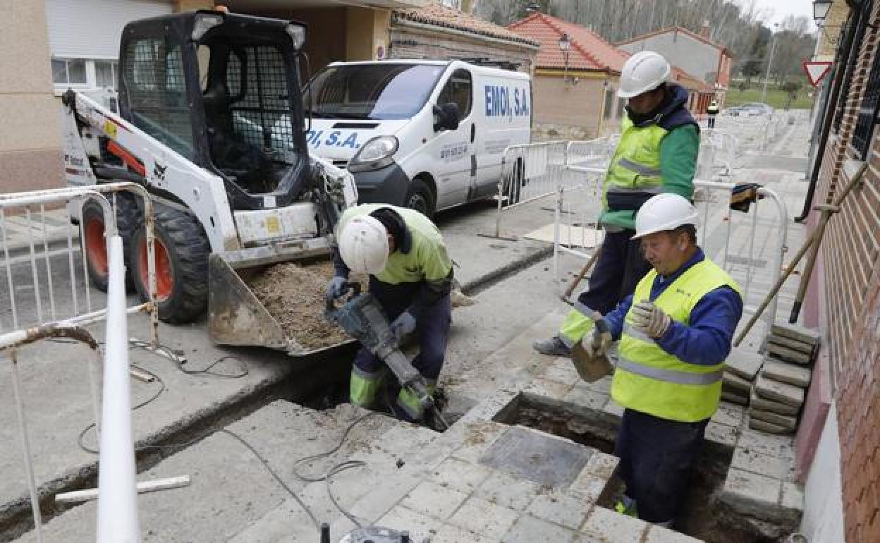 Los operarios trabajan en el soterramiento de la instalación del gas en la calle Menorca del barrio del Cristo. 