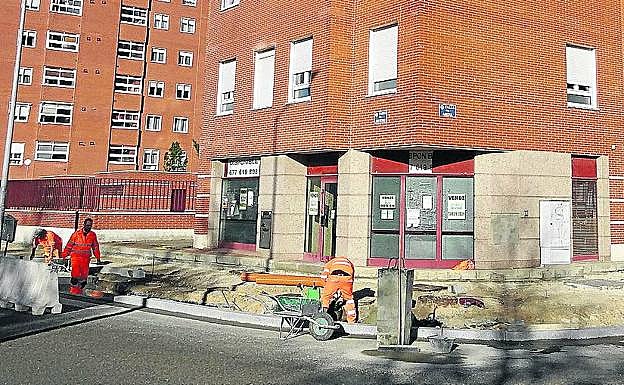 Obras de ampliación de la acera en el cruce del Paseo del Jardín Botánico y la calle Abedul.