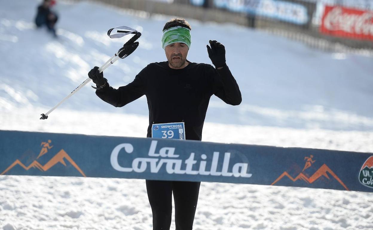 Miguel Heras entra en la meta. 