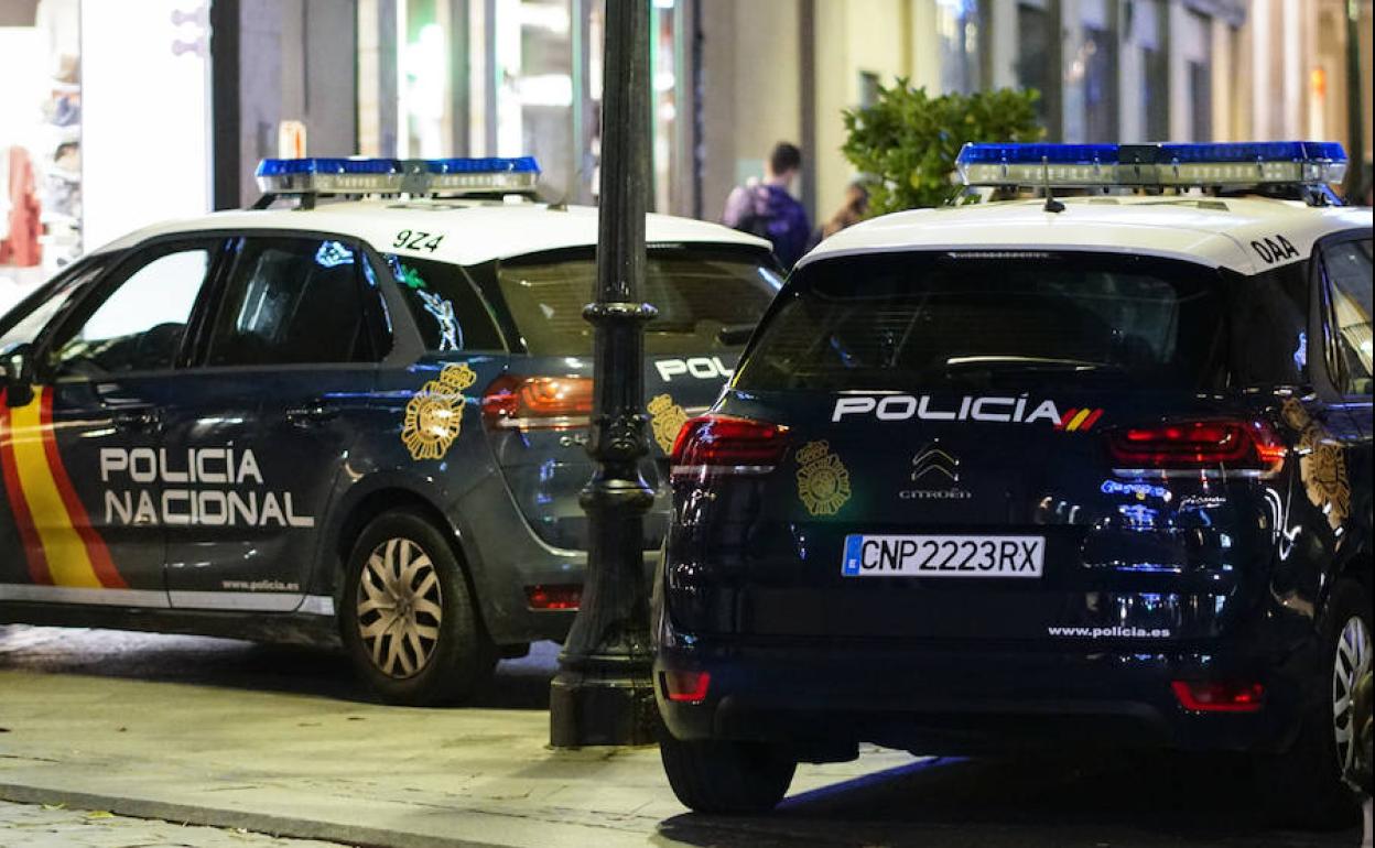 Vehículos de la Policía Nacional en el centro de Salamanca.