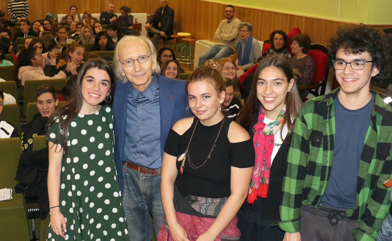 Alonso de Santos, con alumnos del instituto Zorrilla.