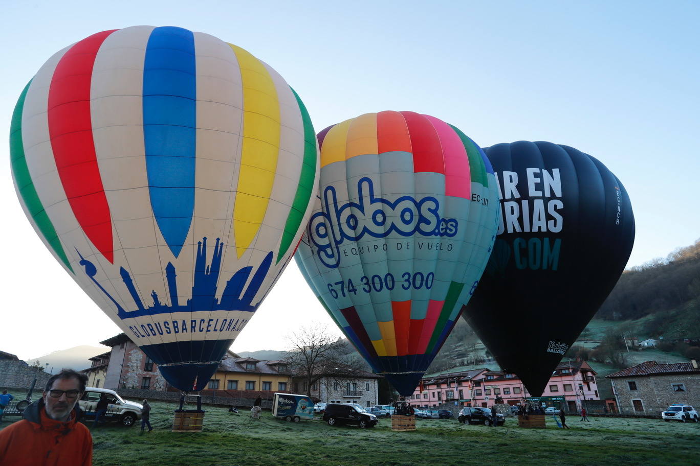 La travesía en globo sobre los Picos de Europa dejó este miércoles unas imágenes espectaculares. Una decena de participantes, procedentes de distintos puntos de España, participaron en esta prueba que se volvía a celebrar después de treinta años. Muchos de los participantes con amplia «experiencia en vuelos peculiares por todo el mundo: Antártida, Laponia, Báltico, Amazonas, Kilimanjaro, Aconcagua, Capadocia, Alpes y largas distancias en Europa», como recordó el organizador, Paco Bercial.