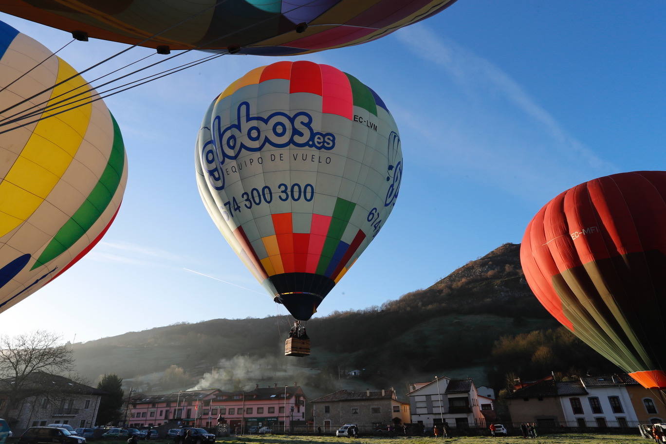 La travesía en globo sobre los Picos de Europa dejó este miércoles unas imágenes espectaculares. Una decena de participantes, procedentes de distintos puntos de España, participaron en esta prueba que se volvía a celebrar después de treinta años. Muchos de los participantes con amplia «experiencia en vuelos peculiares por todo el mundo: Antártida, Laponia, Báltico, Amazonas, Kilimanjaro, Aconcagua, Capadocia, Alpes y largas distancias en Europa», como recordó el organizador, Paco Bercial.