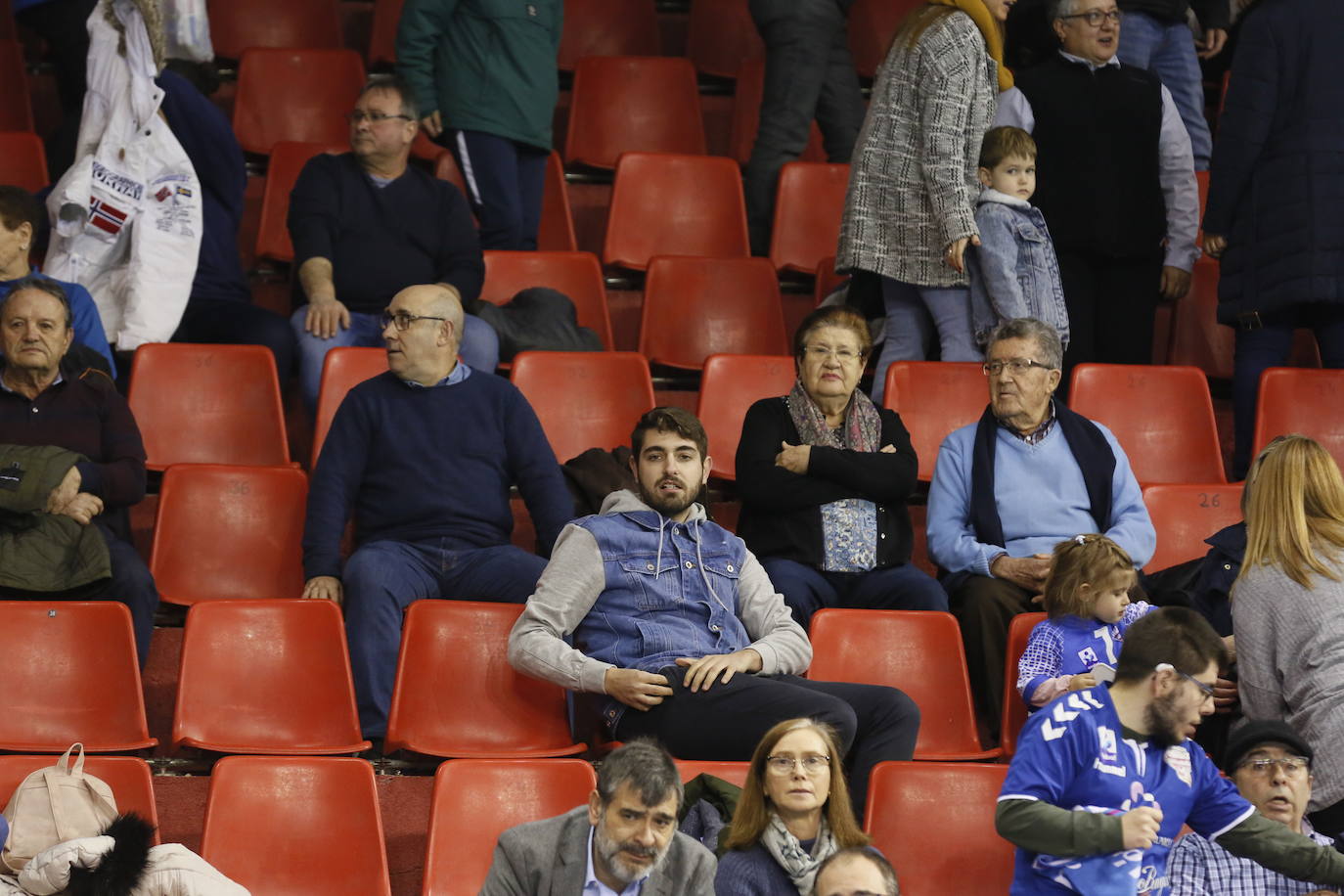 Fotos: Búscate en la grada del partido de balonmano entre Recoletas Atlético Valladolid y ABANCA Ademar León