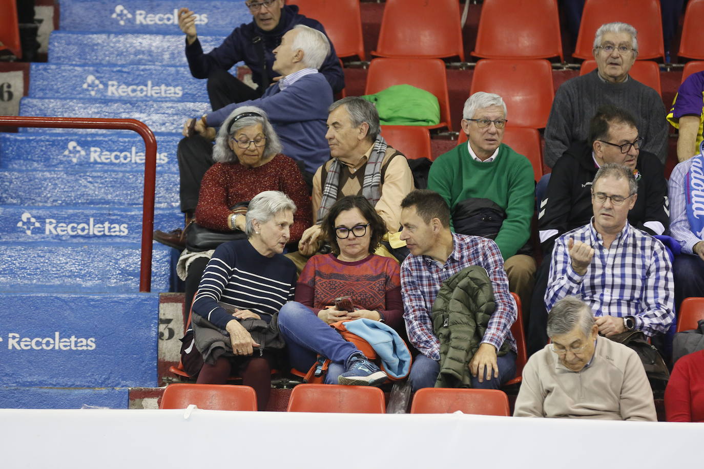 Fotos: Búscate en la grada del partido de balonmano entre Recoletas Atlético Valladolid y ABANCA Ademar León