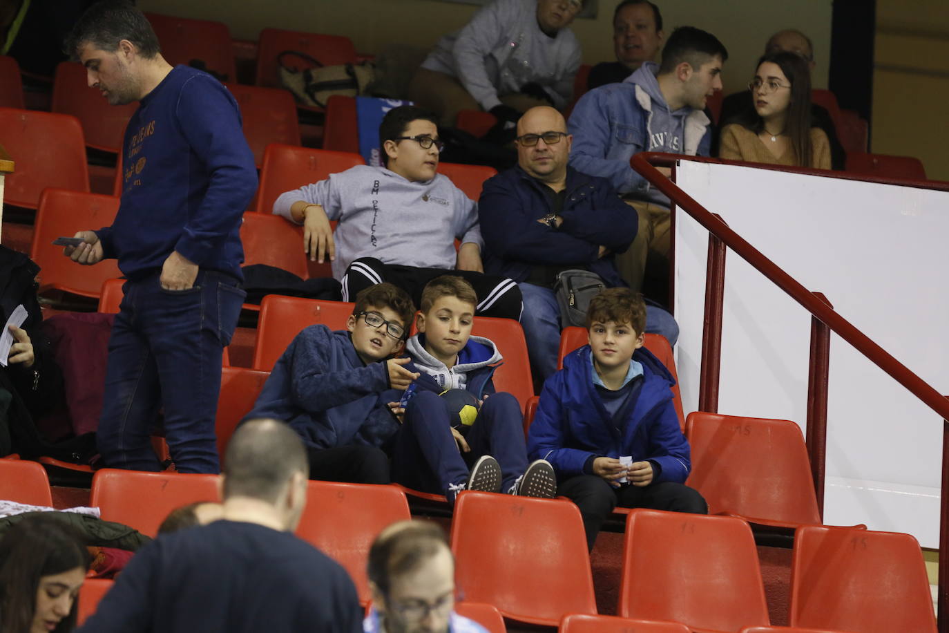 Fotos: Búscate en la grada del partido de balonmano entre Recoletas Atlético Valladolid y ABANCA Ademar León