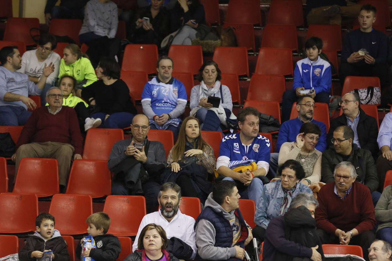 Fotos: Búscate en la grada del partido de balonmano entre Recoletas Atlético Valladolid y ABANCA Ademar León