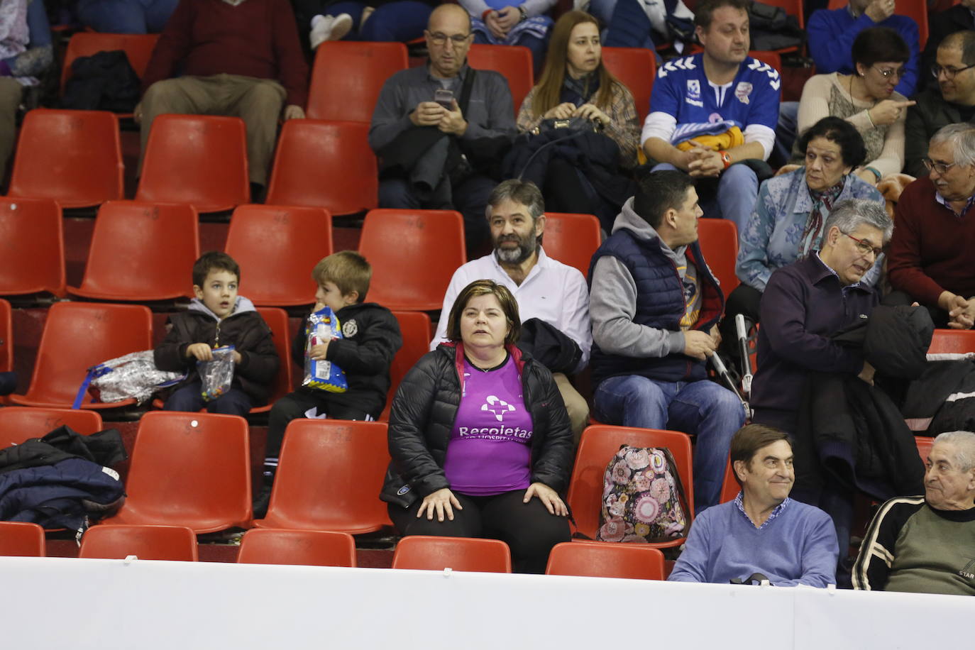 Fotos: Búscate en la grada del partido de balonmano entre Recoletas Atlético Valladolid y ABANCA Ademar León