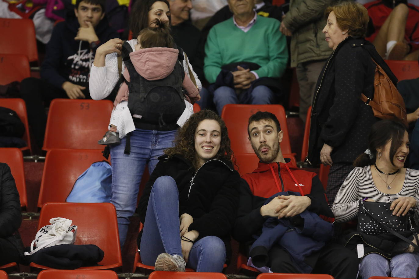 Fotos: Búscate en la grada del partido de balonmano entre Recoletas Atlético Valladolid y ABANCA Ademar León