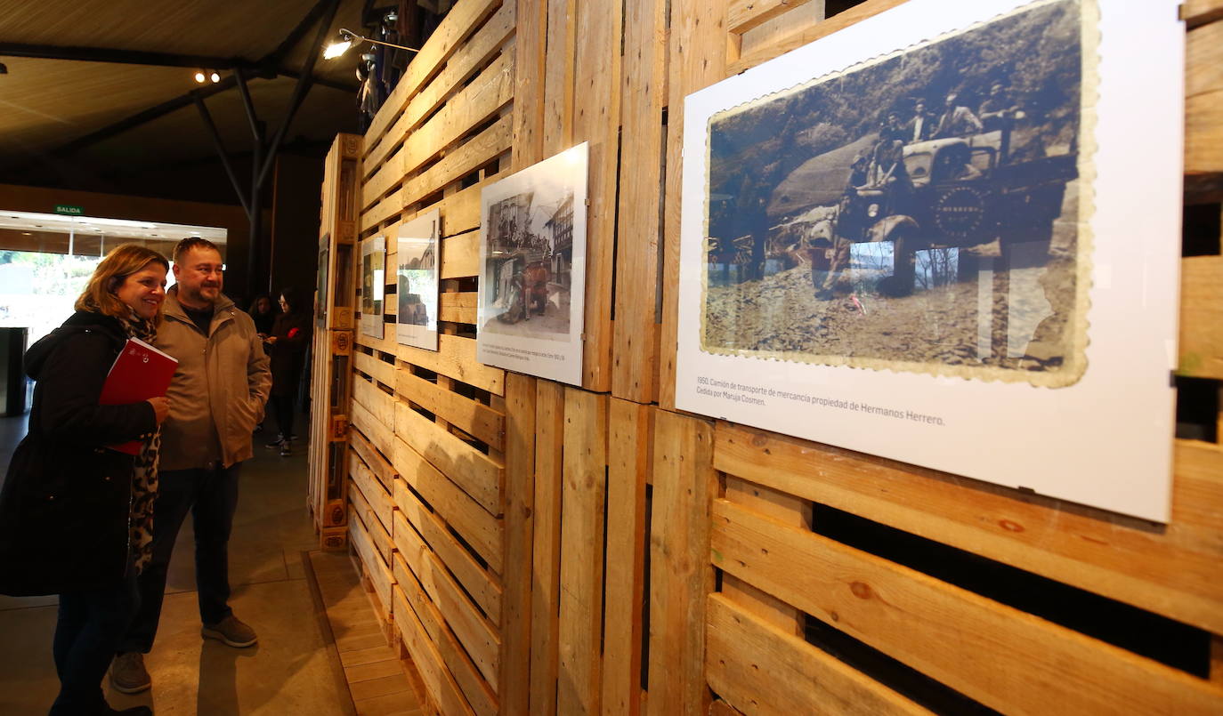 La directora del Museo de la Energía, Yasodhara López, y el responsable de Desarrollo y Documentación, Alfonso Esquivel, presentan la muestra fotográfica ‘El transporte y la automoción en el Bierzo y Laciana’.