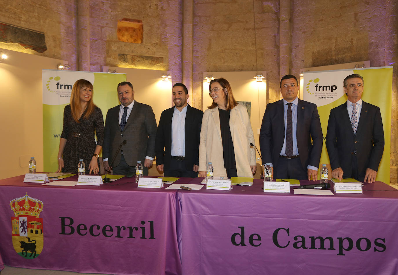 (IaD) La vicepresidenta 4ª, Aitana Hernando; el vicepresidente 1º, Eduardo Morán; el alcalde de Becerril de Campos, Francisco Pérez; la presidenta de la FRMP, Ángeles Armisén; el vicepresidente 2º, Carlos García; y el secretario general, Valentín Cisneros, en la constitución de la Comisión Ejecutiva de la Federación Regional de Municipios y Provincias (FRMP).