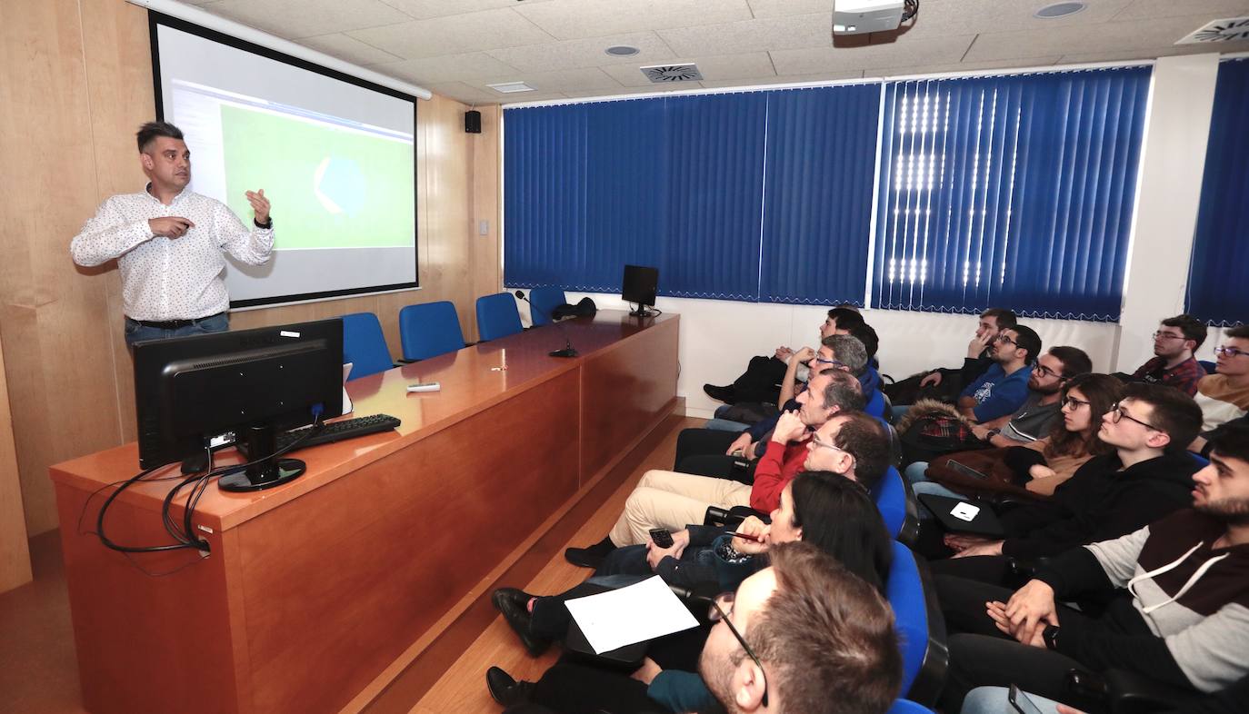 Paco González, director del área de Macrodatos del Real Valladolid, explica en una conferencia en la Facultad de Ciencias de la Universidad de Valladolid, cómo aprovecha el club los análisis específicos sobre partidos, entrenamientos y jugadores.