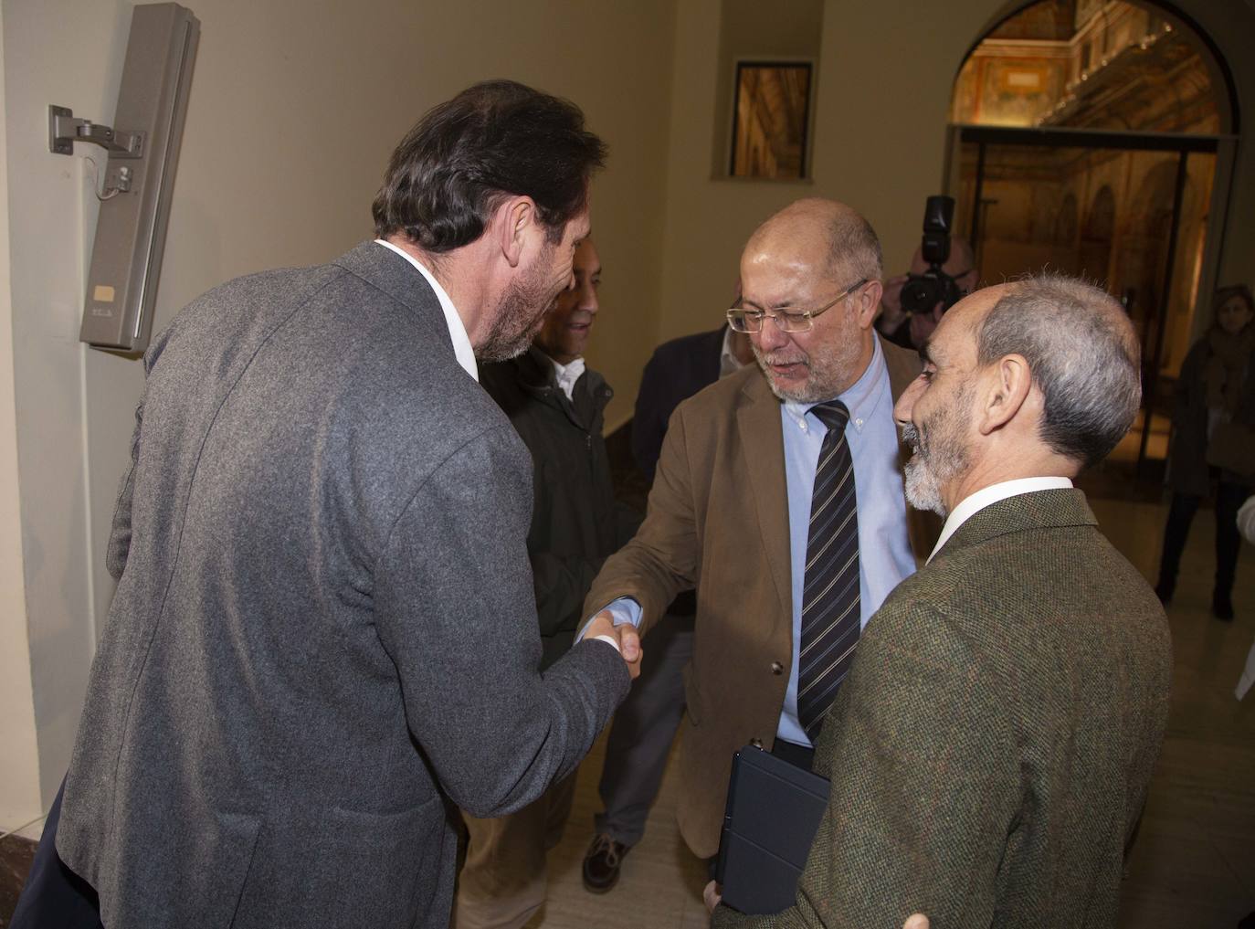 Reunión entre la familia Delibes, la Junta de Castilla y León, la Diputación y el Ayuntamiento de Valladolid, en el Monasterio de Nuestra Señora del Prado en Valladolid. Entre los asistentes a esa reunión: Elisa Delibes, Javier Ortega, Francisco Igea, Oscar Puente, Conrado Íscar y Ana Redondo.