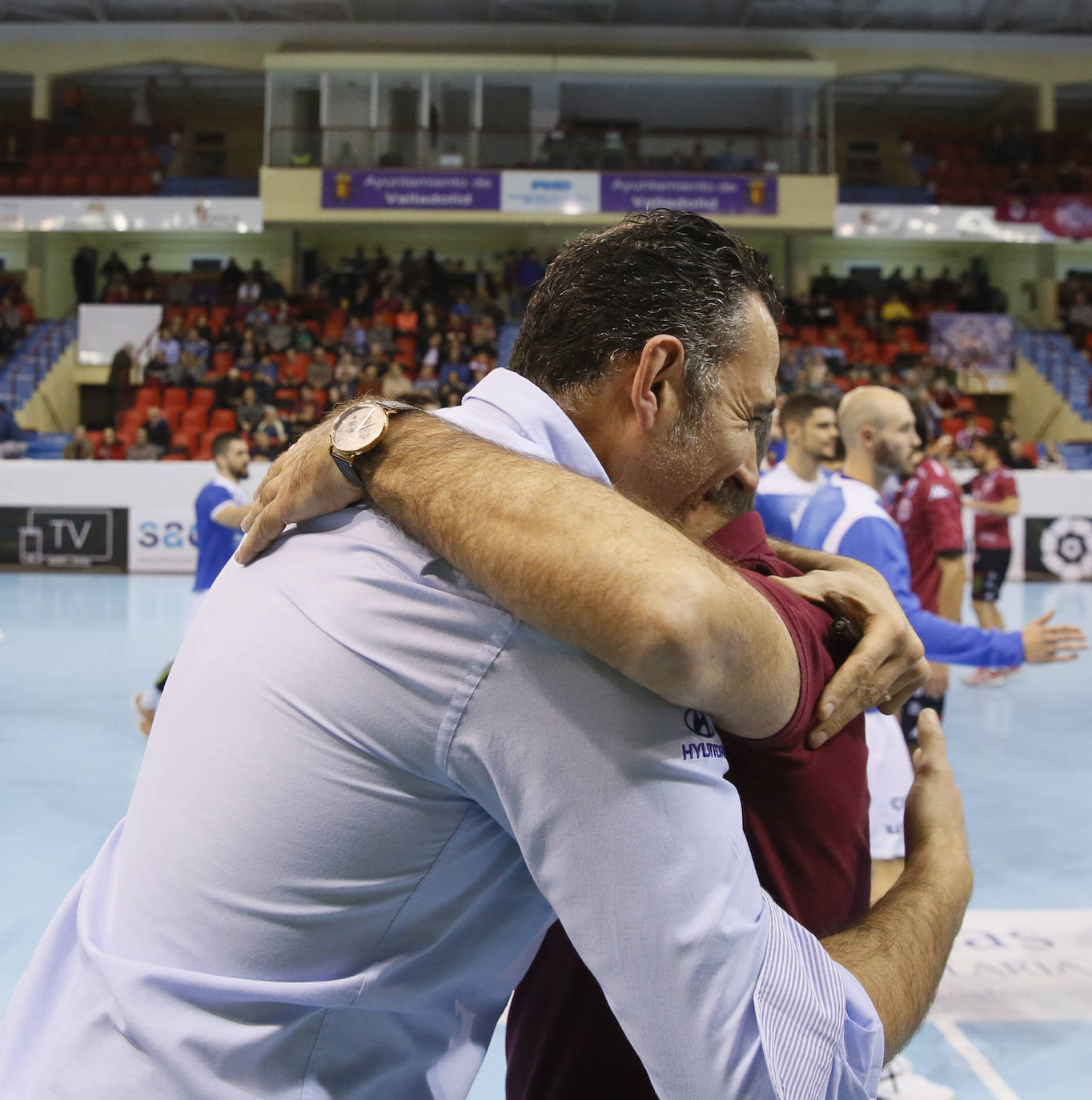 Ambos equipos ofrecieron un extraordinario espectáculo de balonmano sobre el parqué de Huerta del Rey. Ganaron los leoneses porque son más equipo, porque tienen más fondo de armario y porque Cadenas sabe manejar los partidos como nadie, incluyendo en ello el acogotamiento a los árbitros.