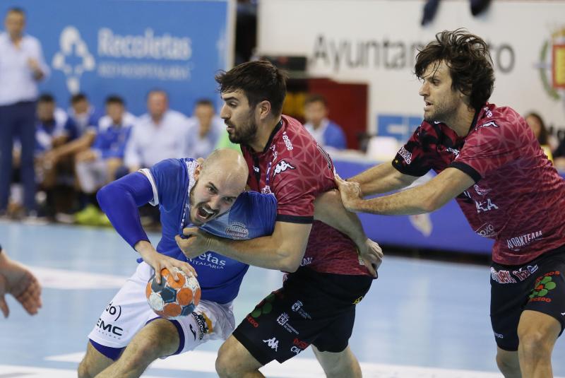 Ambos equipos ofrecieron un extraordinario espectáculo de balonmano sobre el parqué de Huerta del Rey. Ganaron los leoneses porque son más equipo, porque tienen más fondo de armario y porque Cadenas sabe manejar los partidos como nadie, incluyendo en ello el acogotamiento a los árbitros.