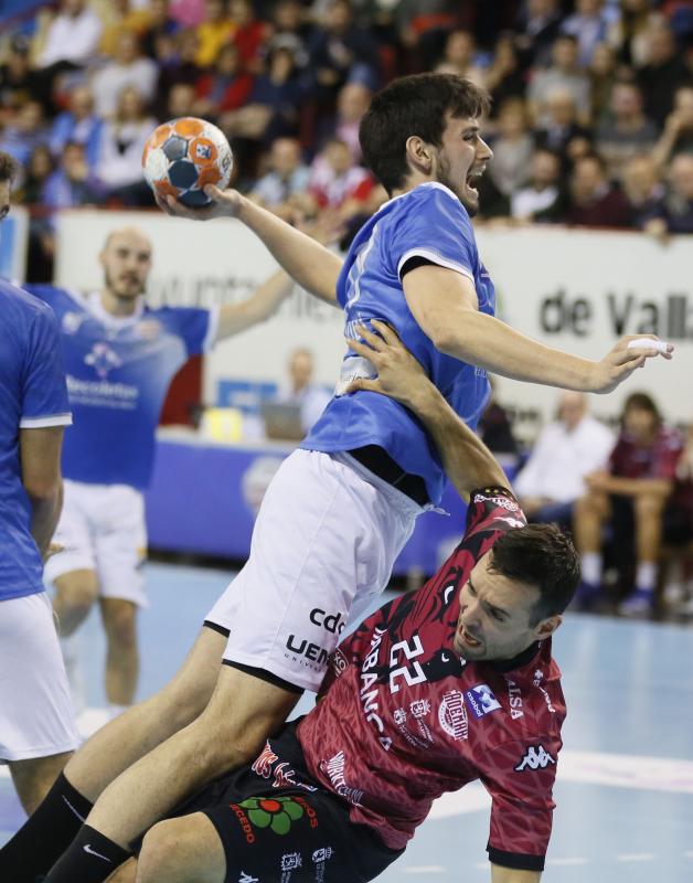 Ambos equipos ofrecieron un extraordinario espectáculo de balonmano sobre el parqué de Huerta del Rey. Ganaron los leoneses porque son más equipo, porque tienen más fondo de armario y porque Cadenas sabe manejar los partidos como nadie, incluyendo en ello el acogotamiento a los árbitros.