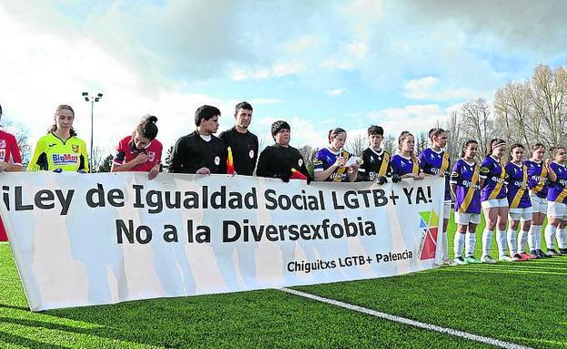 Las jugadoras del Navega y del Palencia FF portan un mensaje junto al trío arbitral.