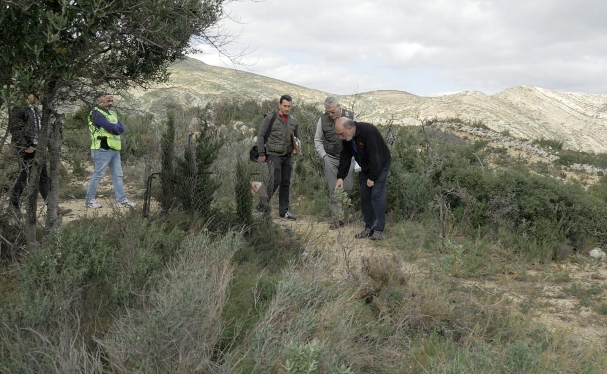 El antropólogo forense Francisco Etxeberria señala el lugar donde encontró el diente. 