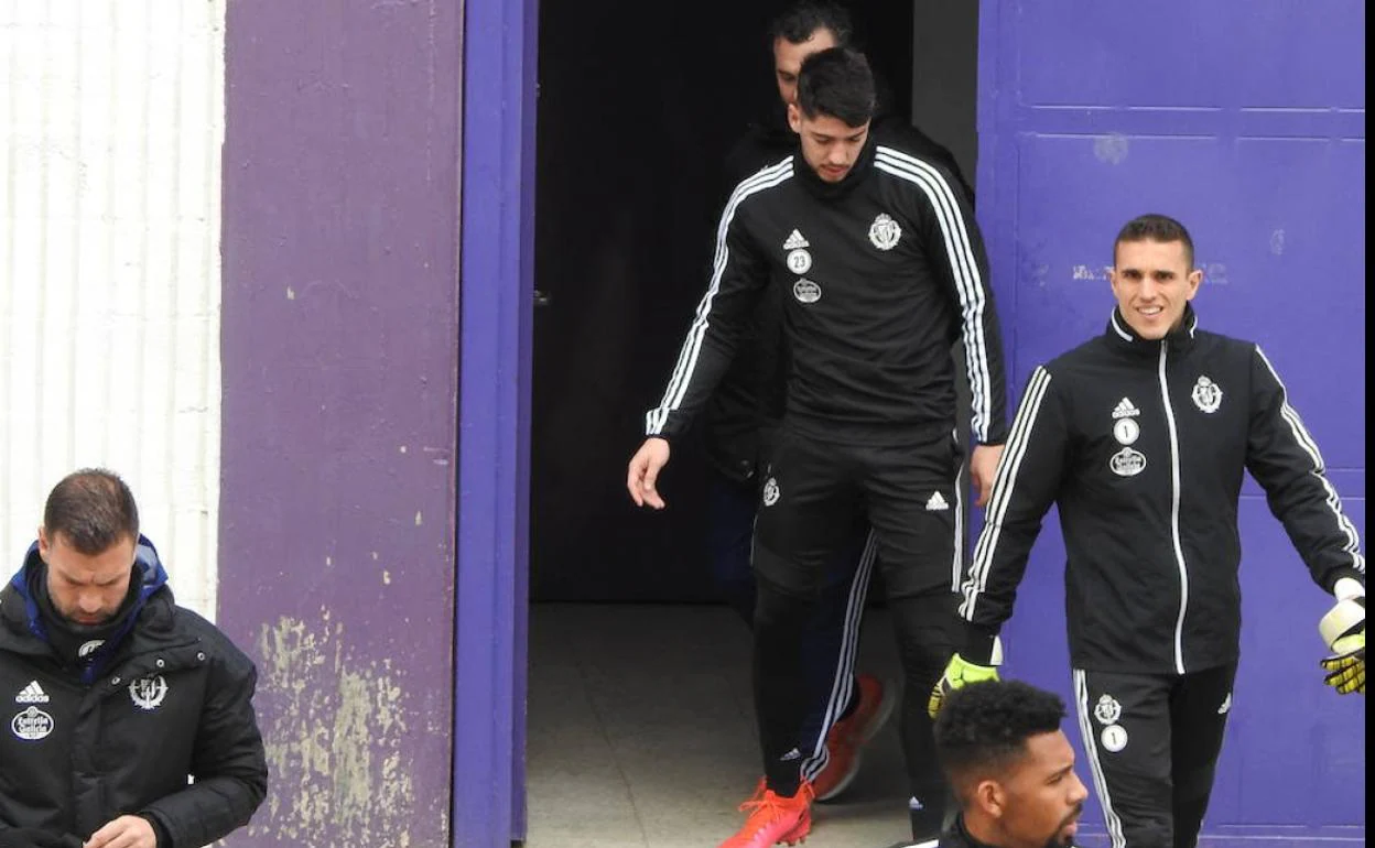 Los futbolistas del Real Valladolid salen a entrenarse por la puerta 4.