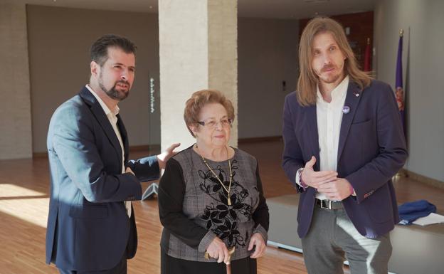 Luis Tudanca y Pablo Fernández, junto a Mercedes Abril. 