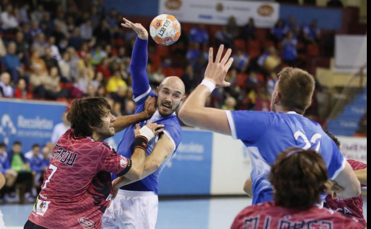 Adrián pone el balón en manos de Dourte. 