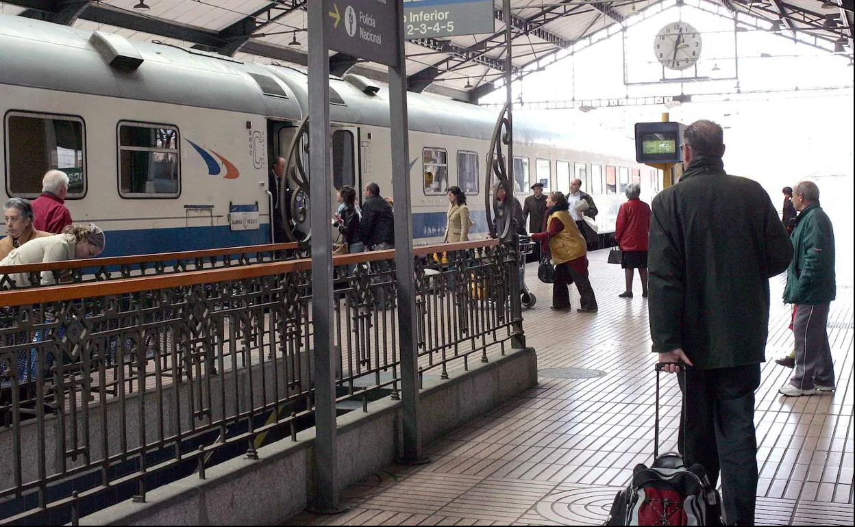 Estación de trenes de Valladolid, donde se produjo el transbordo de viajeros. 