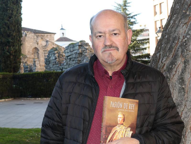 El escritor Germán Díez Barrio, junto a las ruinas de Colegiata de Valladolid, donde Pedro I se casó con Blanca de Borbón.