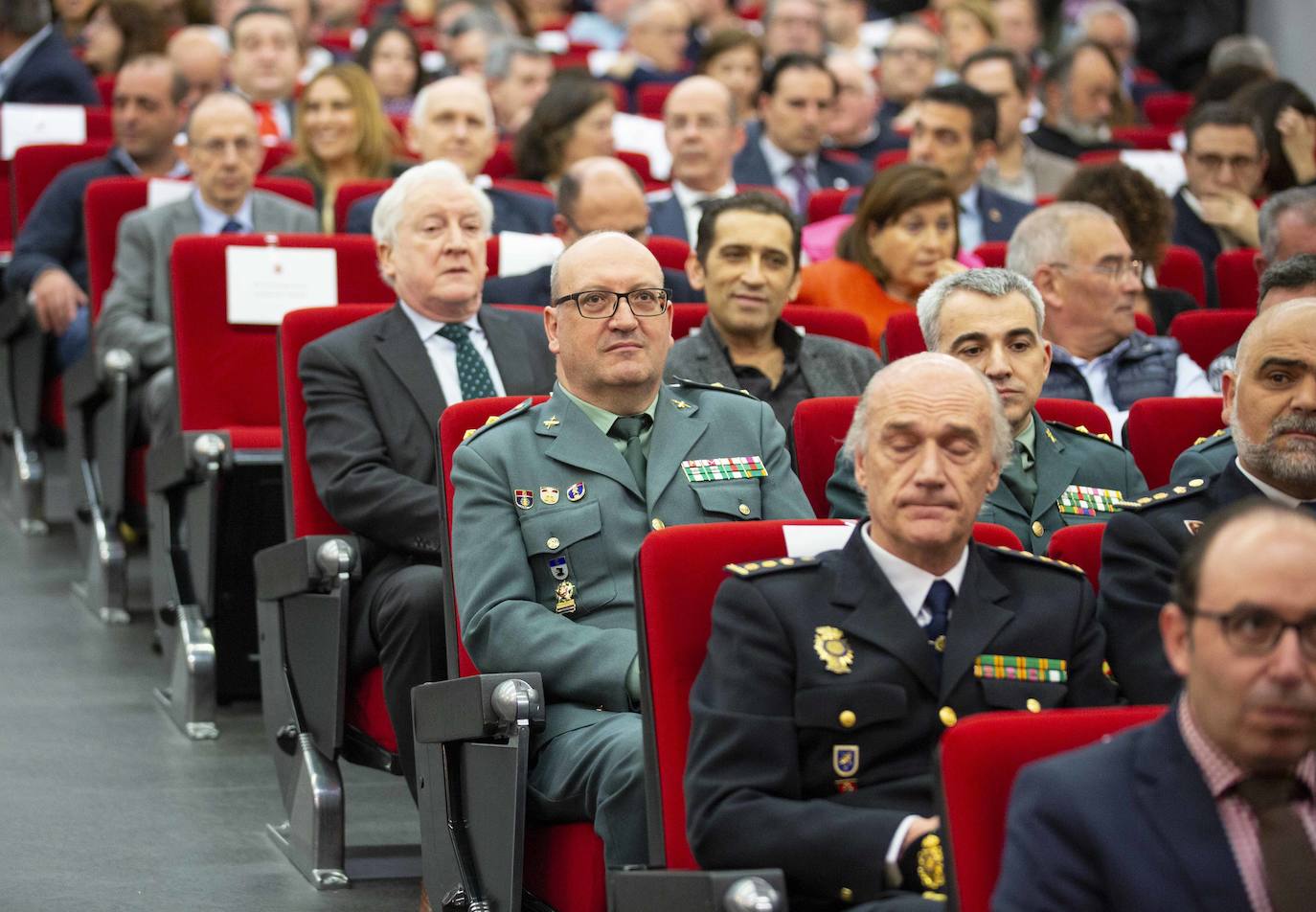 En el patio de butacas se encontraban los sindicatos, universidades, organizaciones agrarias, rivales políticos como Martín Fernández (edil de Cs en Valladolid) y Javier García Bartolomé (concejal de Vox en Valladolid), los vicepresidentes de la Diputación Guzmán Gómez y Víctor Alonso o el alcalde de la ciudad, Óscar Puente.