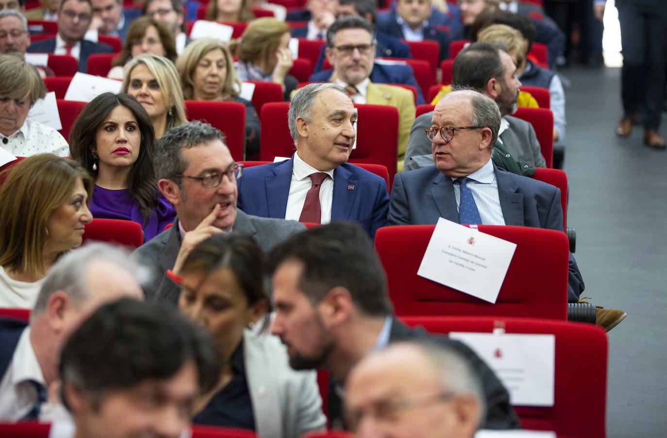 En el patio de butacas se encontraban los sindicatos, universidades, organizaciones agrarias, rivales políticos como Martín Fernández (edil de Cs en Valladolid) y Javier García Bartolomé (concejal de Vox en Valladolid), los vicepresidentes de la Diputación Guzmán Gómez y Víctor Alonso o el alcalde de la ciudad, Óscar Puente.
