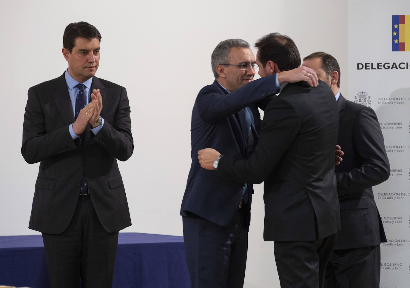En el patio de butacas se encontraban los sindicatos, universidades, organizaciones agrarias, rivales políticos como Martín Fernández (edil de Cs en Valladolid) y Javier García Bartolomé (concejal de Vox en Valladolid), los vicepresidentes de la Diputación Guzmán Gómez y Víctor Alonso o el alcalde de la ciudad, Óscar Puente.
