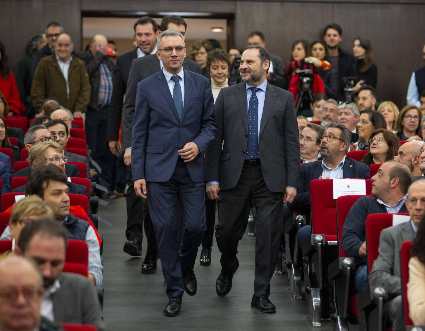 En el patio de butacas se encontraban los sindicatos, universidades, organizaciones agrarias, rivales políticos como Martín Fernández (edil de Cs en Valladolid) y Javier García Bartolomé (concejal de Vox en Valladolid), los vicepresidentes de la Diputación Guzmán Gómez y Víctor Alonso o el alcalde de la ciudad, Óscar Puente.