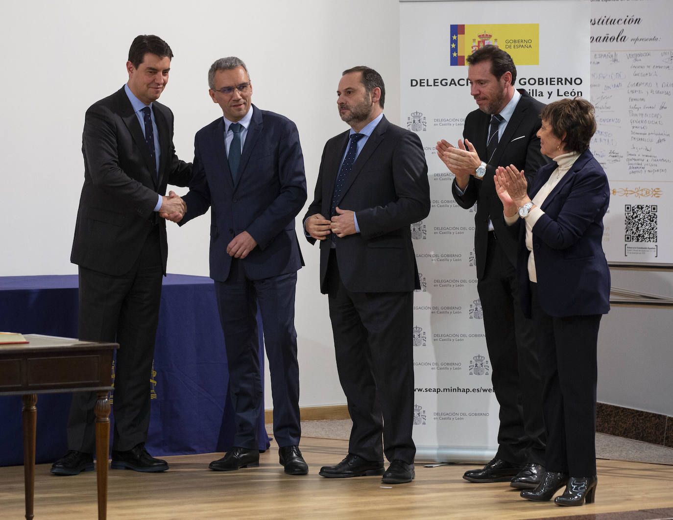 En el patio de butacas se encontraban los sindicatos, universidades, organizaciones agrarias, rivales políticos como Martín Fernández (edil de Cs en Valladolid) y Javier García Bartolomé (concejal de Vox en Valladolid), los vicepresidentes de la Diputación Guzmán Gómez y Víctor Alonso o el alcalde de la ciudad, Óscar Puente.