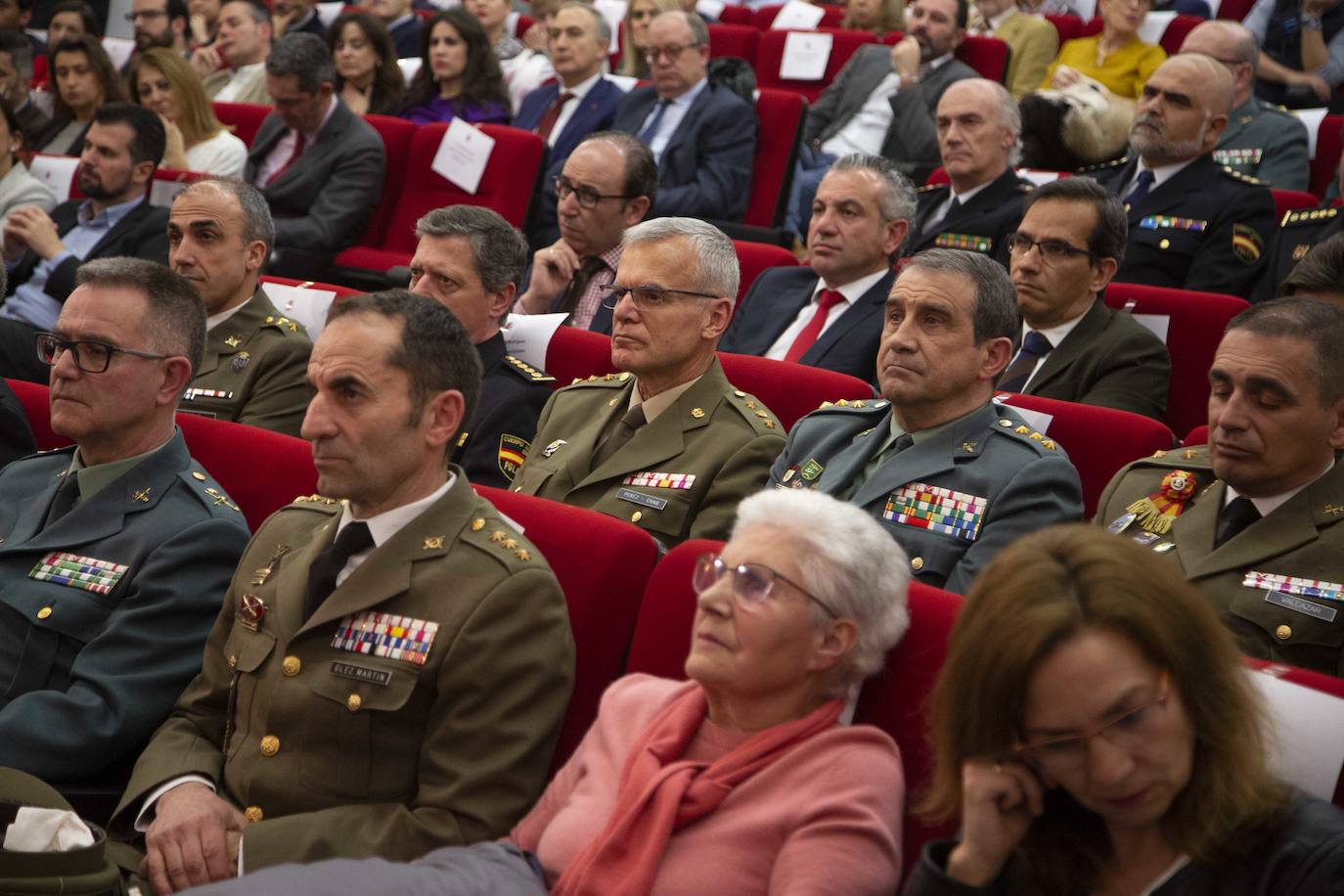 En el patio de butacas se encontraban los sindicatos, universidades, organizaciones agrarias, rivales políticos como Martín Fernández (edil de Cs en Valladolid) y Javier García Bartolomé (concejal de Vox en Valladolid), los vicepresidentes de la Diputación Guzmán Gómez y Víctor Alonso o el alcalde de la ciudad, Óscar Puente.