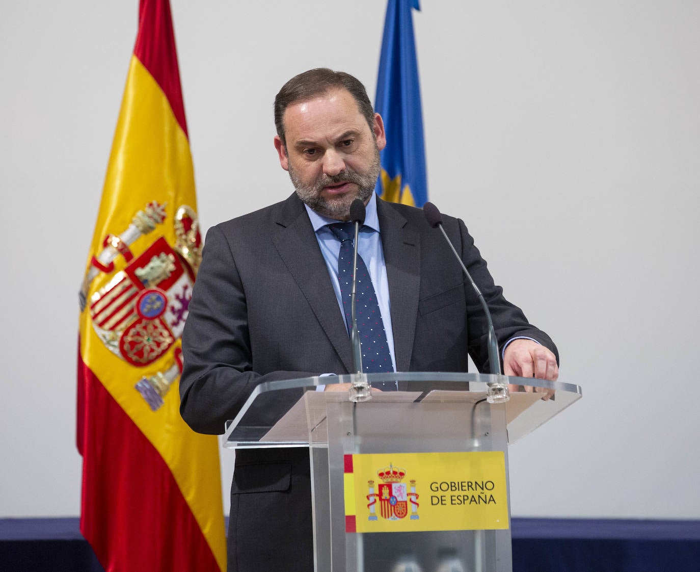 En el patio de butacas se encontraban los sindicatos, universidades, organizaciones agrarias, rivales políticos como Martín Fernández (edil de Cs en Valladolid) y Javier García Bartolomé (concejal de Vox en Valladolid), los vicepresidentes de la Diputación Guzmán Gómez y Víctor Alonso o el alcalde de la ciudad, Óscar Puente.