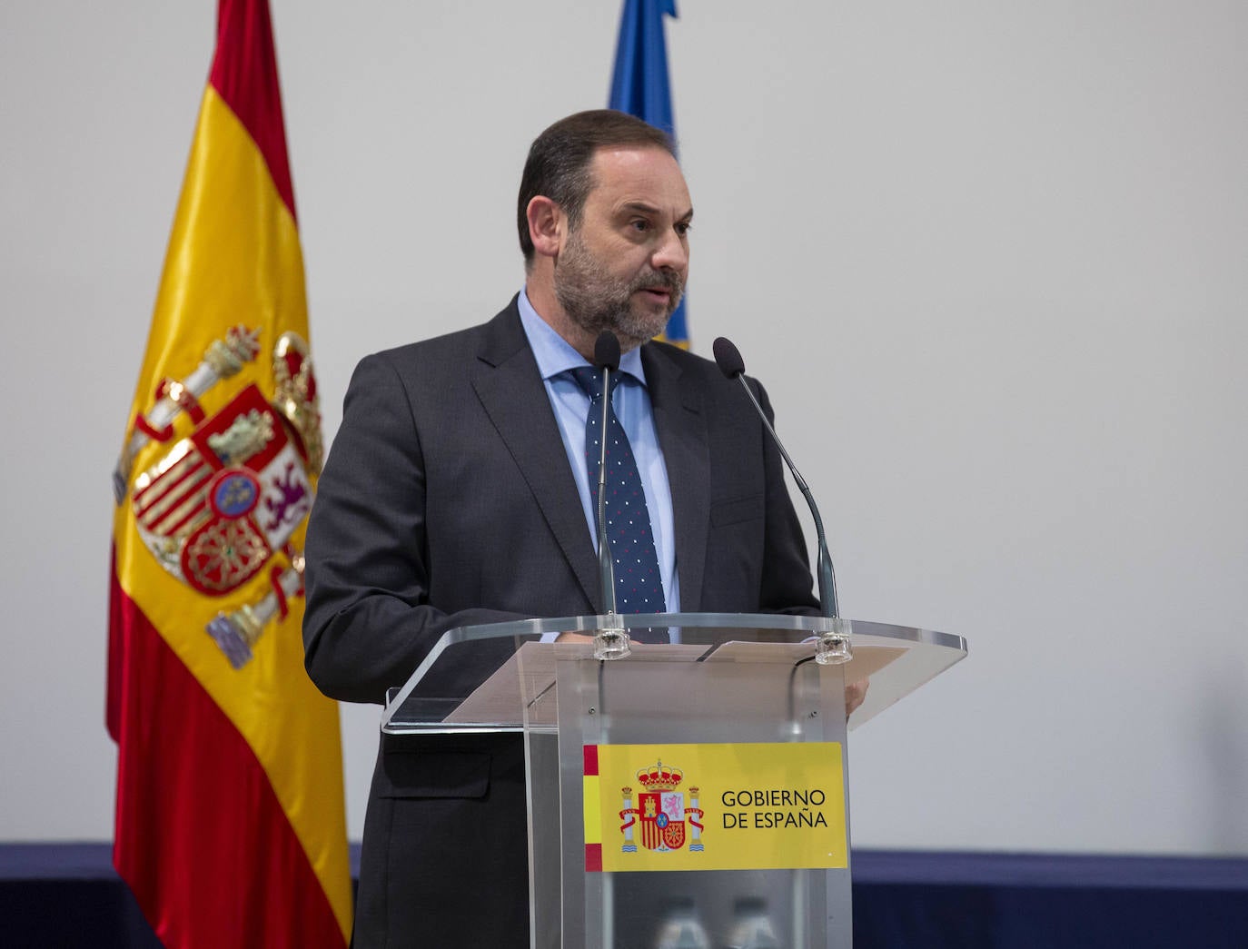 En el patio de butacas se encontraban los sindicatos, universidades, organizaciones agrarias, rivales políticos como Martín Fernández (edil de Cs en Valladolid) y Javier García Bartolomé (concejal de Vox en Valladolid), los vicepresidentes de la Diputación Guzmán Gómez y Víctor Alonso o el alcalde de la ciudad, Óscar Puente.